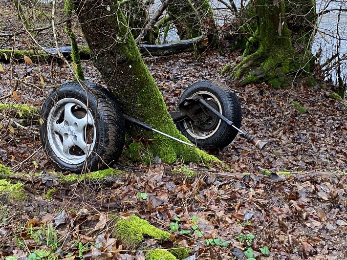 POL-PDWIL: Verkehrsunfall durch verlorene Hinterachse