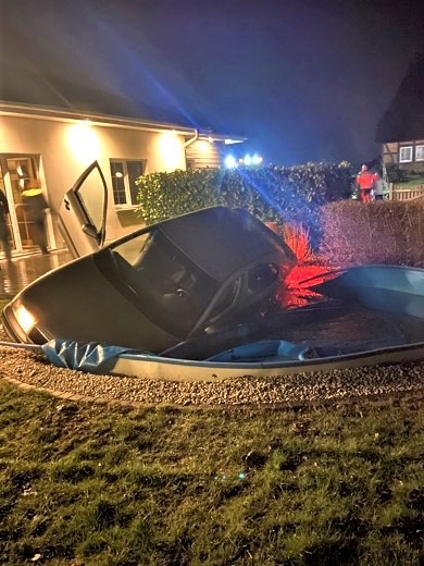 POL-WL: Unbekannte stehlen KIA Sportage ++ Tespe - Mit Auto in Swimmingpool gefahren