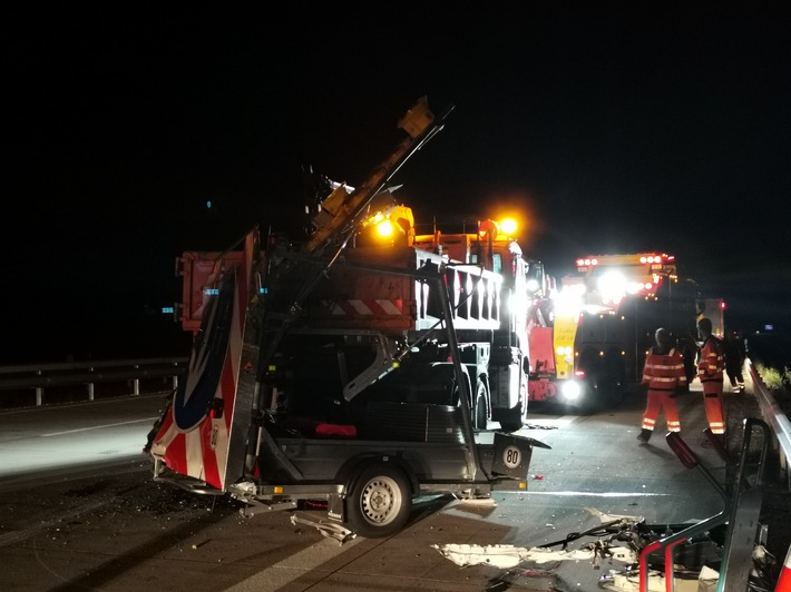 POL-HK: A 7 / Bad Fallingbostel: Sekundenschlaf: Lkw fährt in Absicherungswagen