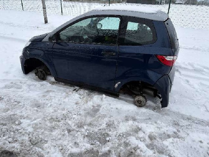 POL-CUX: 2 Unfälle ++ 2 Diebstähle im Fahrzeugbereich