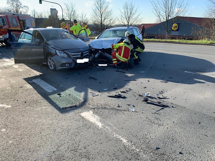 FW-Heiligenhaus: Verkehrsunfall auf der Ratinger Straße - zwei Personen verletzt. (Meldung 02/2020)