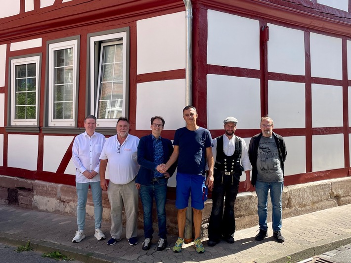 Tatkräftig saniert am „Hören"