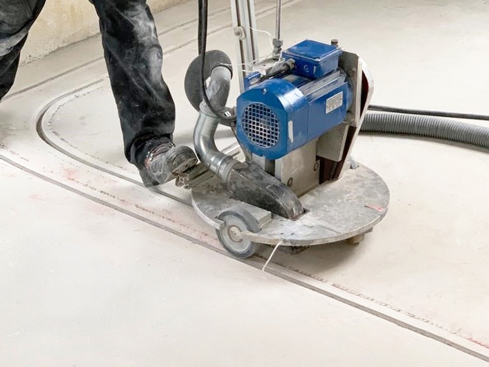 Innovatives Frässystem zur Installation der Fußbodenheizung in der Sanierung von Schütz