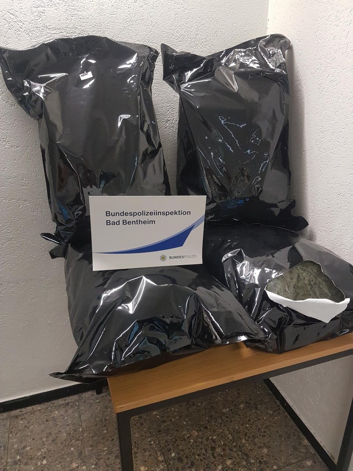 BPOL-BadBentheim: Rund 12 Kilo Marihuana an deutsch-niederländischer Grenze beschlagnahmt