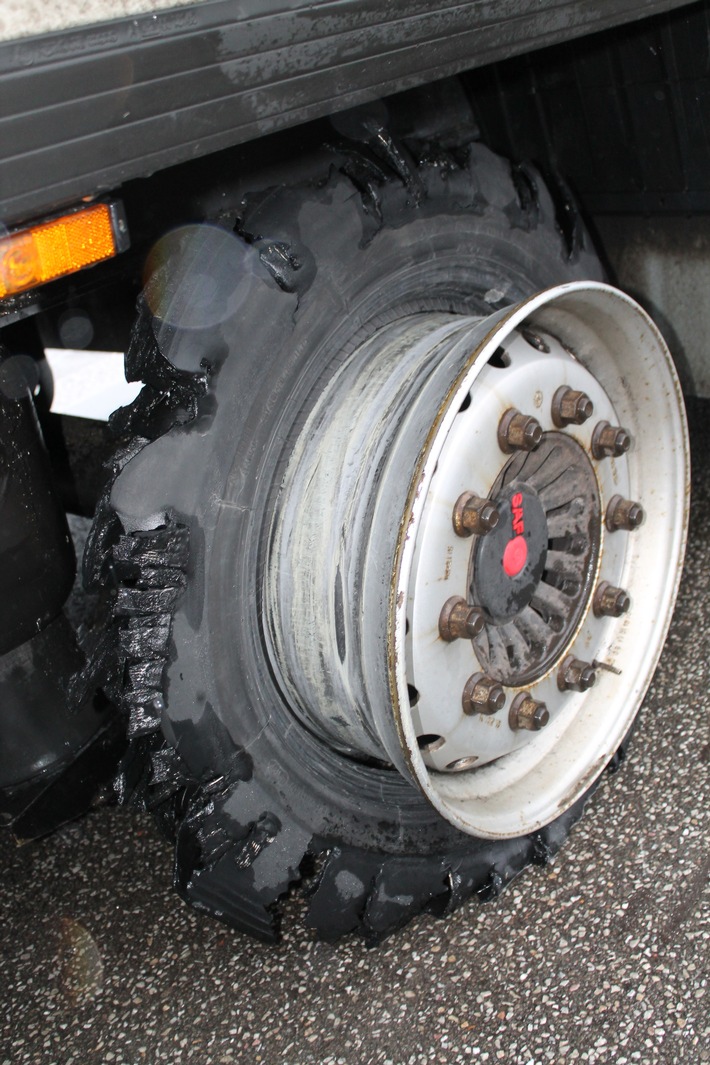 POL-PDKL: Gefahrgut-LKW mit defektem Reifen aus dem Verkehr gezogen