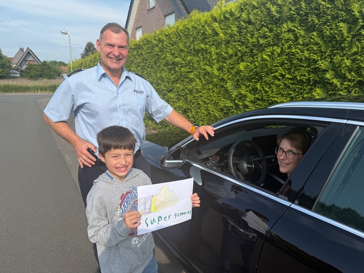 POL-PB: Sicher im Straßenverkehr - Kinder überreichen Dank- beziehungsweise Denkzettel