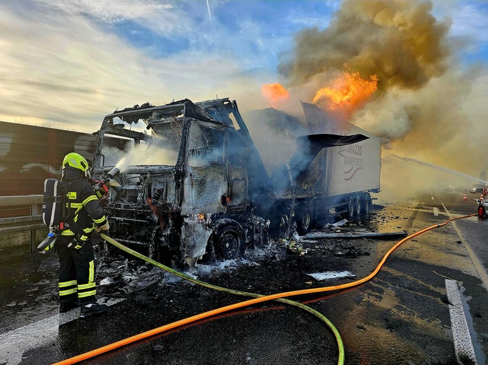 FW Sankt Augustin: LKW auf der A3 brennt aus