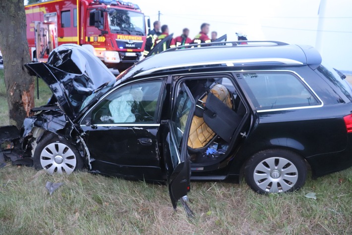 POL-PB: Abgelenkt - Junger Fahrer prallt frontal gegen Baum