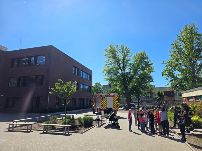 FW-WRN: Besuch der Feuerwehr an der Wiehagengrundschule: Brandschutz zum Anfassen