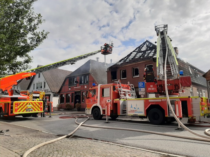 FW-SE: Großfeuer zersört Wohnhaus in der Innenstadt