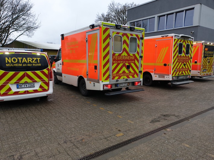 FW-MH: Einsatz für die Feuerwehr in einer Dümptener Schule. 13 Jugendliche leicht verletzt.