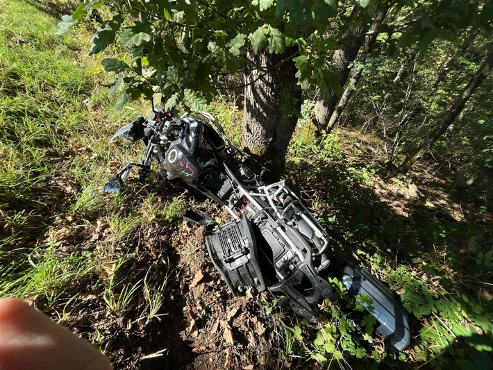 POL-GM: Motorrad kracht gegen Baum