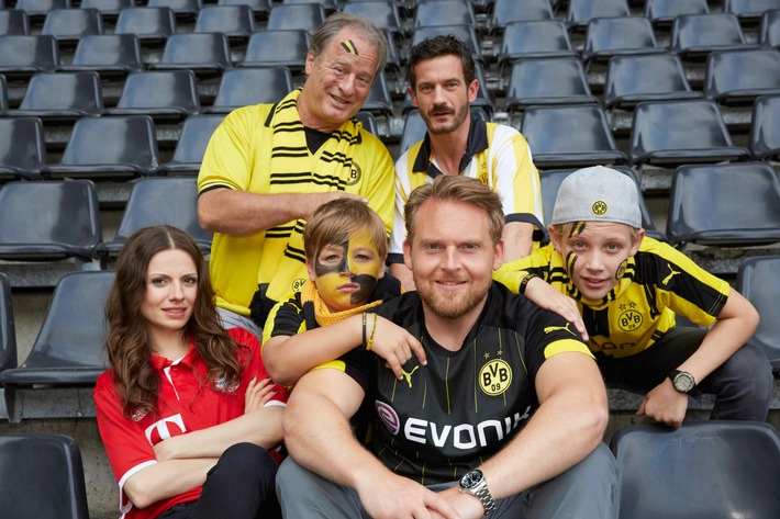 Fußball ist unsere Liebe! Axel Stein, Julia Hartmann und Tom Gerhardt in der SAT.1-Komödie "Volltreffer" am 4. Oktober 2016