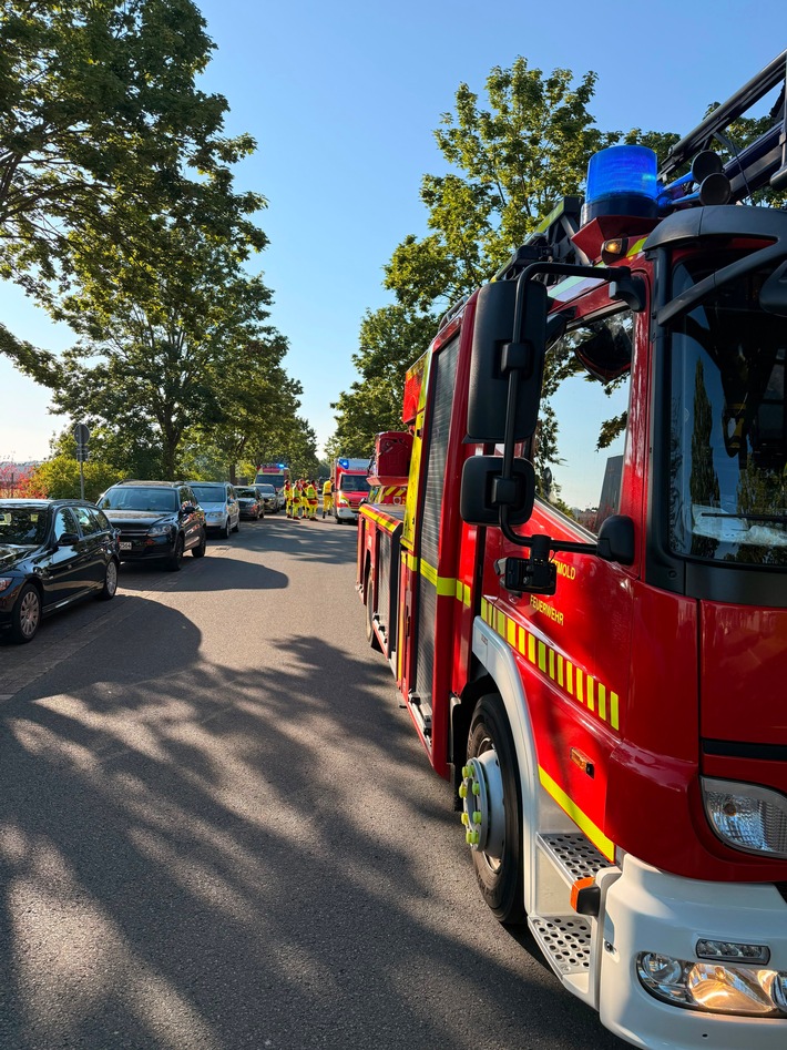 FW-DT: Brand in einem Industriebetrieb - mehrere Personen ins Klinikum transportiert