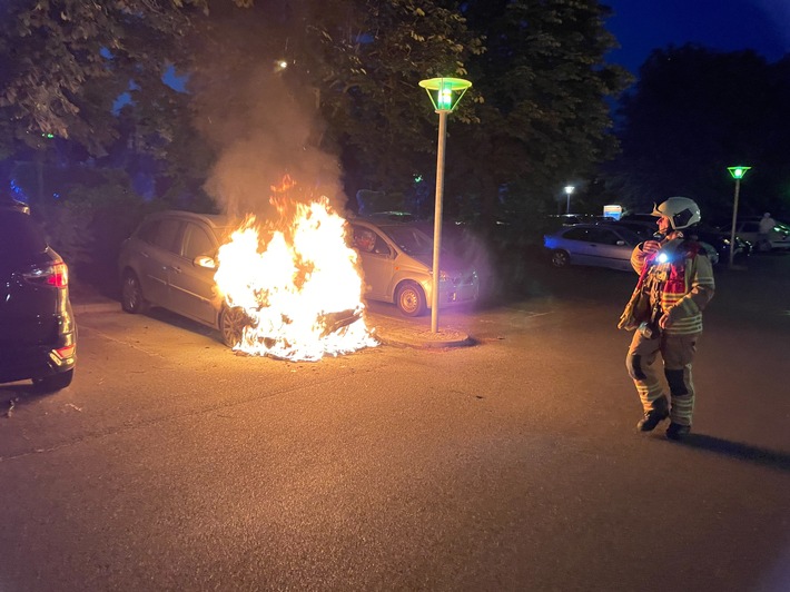 FW Dresden: Feuerwehr löscht brennende Fahrzeuge