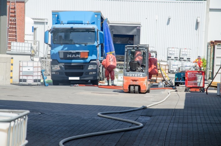 FW-RD: Gefahrguteinsatz auf Betriebshof in Holtsee - 90 Einsatzkräfte im Einsatz In der Dorfstraße in Holtsee, kam es Heute bei einem Betrieb zu einem Gefahrgutunfall mit 1000 Liter Salpetersäure