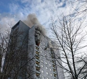 FW Dresden: Brand in einem Wohnhochhaus, zwei Personen müssen reanimiert werden