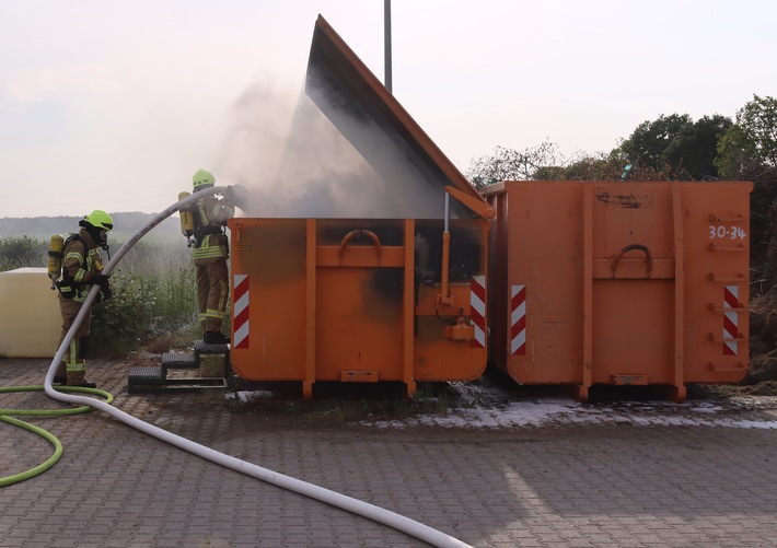 FW Gangelt: Containerbrand neben der Feuerwehr