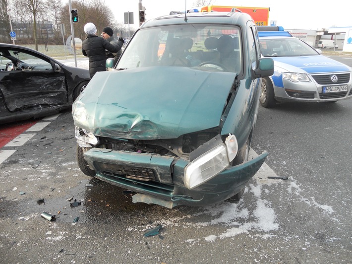 POL-HOL: Unfall "Bültekreuzung": Zusammenstoß fordert zwei Leichtverletzte - 20.000, -- EUR Sachschaden -