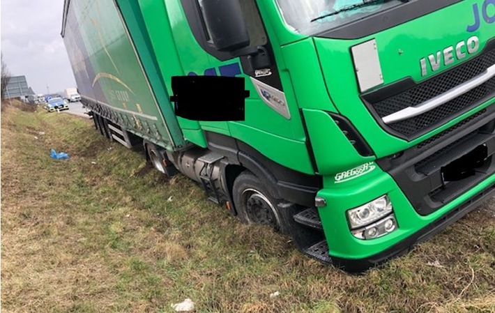 POL-PDLD: A65/AS LD-Süd - 40 Tonner beschädigt Bankette