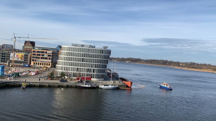 LWSPA M-V: Gewässerverunreinigung im Rostocker Stadthafen