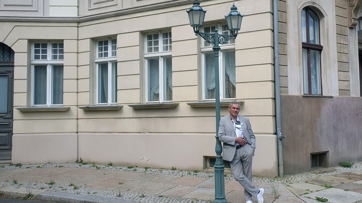 Wladimir Kaminer in der Schatzkammer des Kinos: 3sat zeigt "Kaminer Inside: Filmstadt Babelsberg"