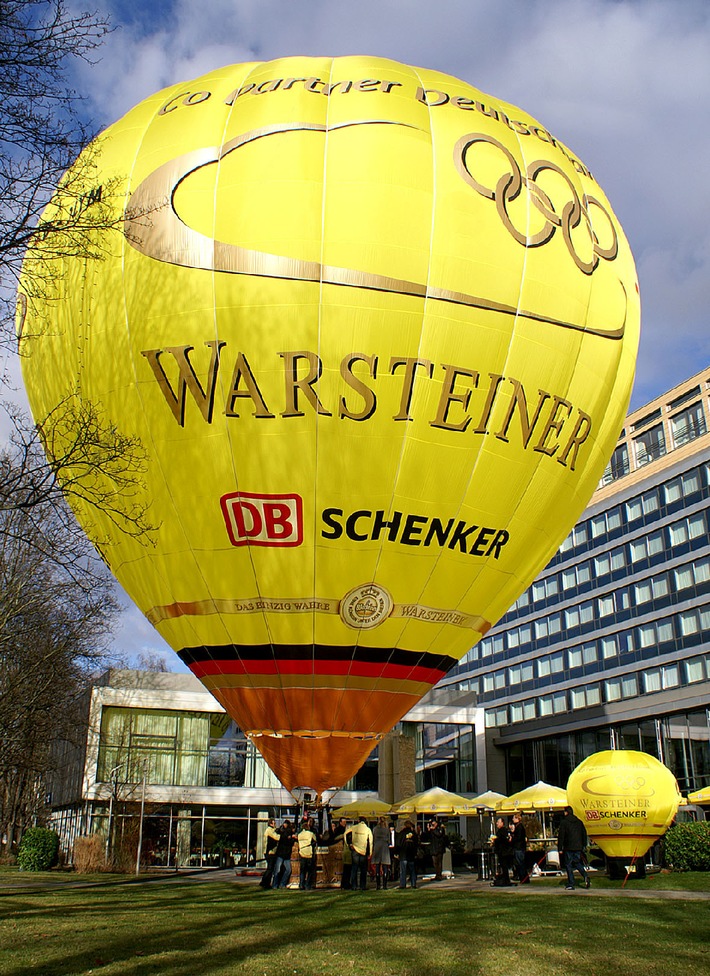 Mit dem Heißluftballon ins Land der Drachen / WARSTEINER bringt deutsche Fan-Fahne zur Olympiade nach Beijing