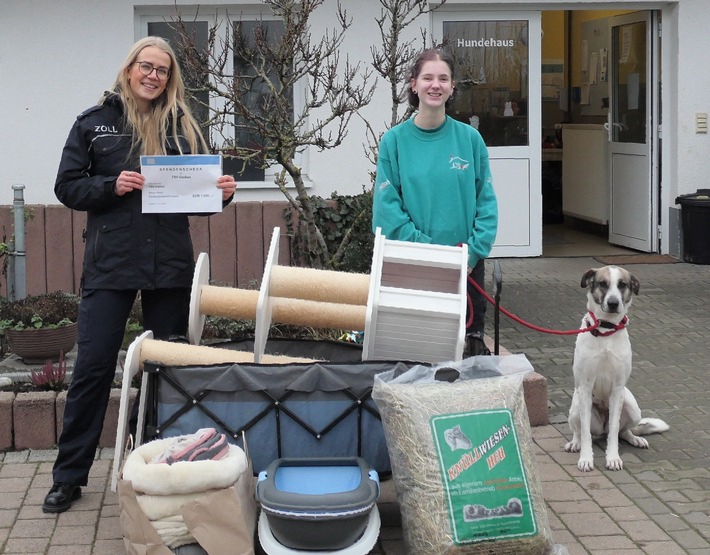 HZA-GI: Ein großes Herz für Tiere Gießener Zöllnerinnen und Zöllner spendeten für das Tierheim Gießen