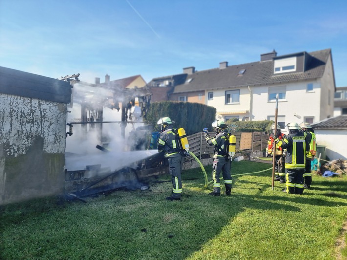 FW-WRN: 11.04.2022 > 10:16 Uhr - 11:30 Uhr FEUER_2 - LZ1 - LZ3 - Feuerschein im Garten sichtbar, Anruf aus der Brevingstraße