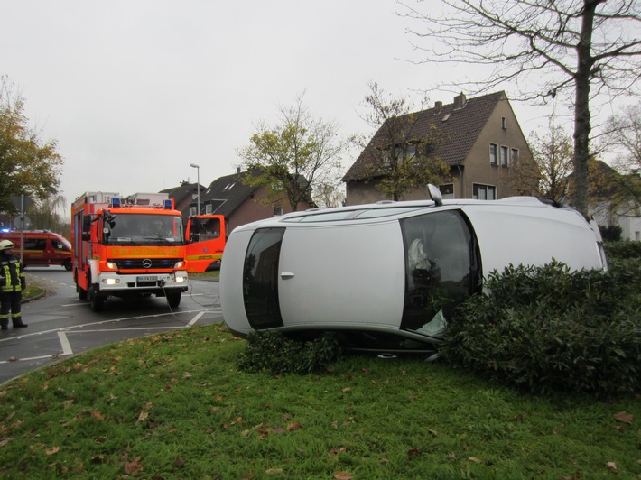 FW-MH: Verkehrsunfall am Kreisverkehr Heerstraße #fwmh