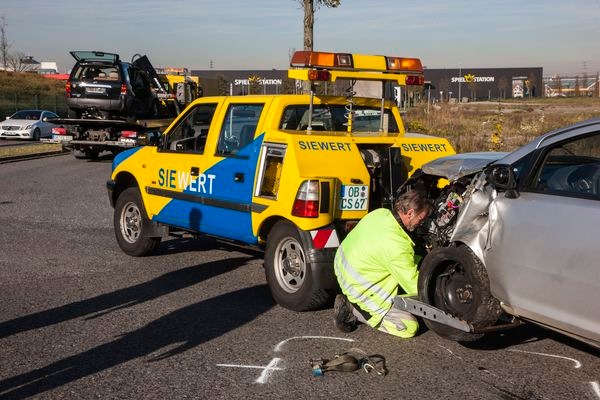 POL-REK: 180605-4: Zwei Autos frontal zusammengestoßen/ Pulheim