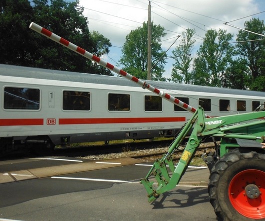 BPOL-FL: Kremperheide - Traktor fährt gegen Bahnschranke - Zug muss bremsen