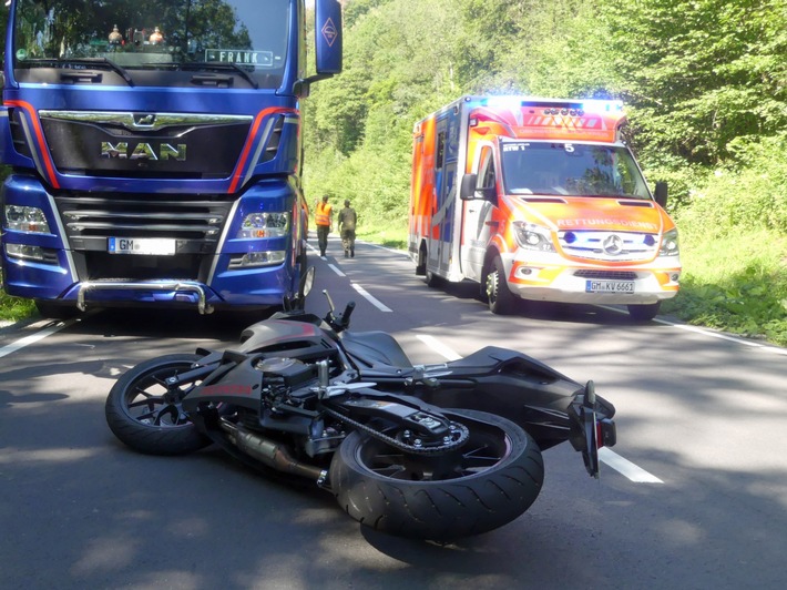 POL-GM: 240720-576: Zu schnell in die Kurve - Motorradfahrerin gerät in den Gegenverkehr