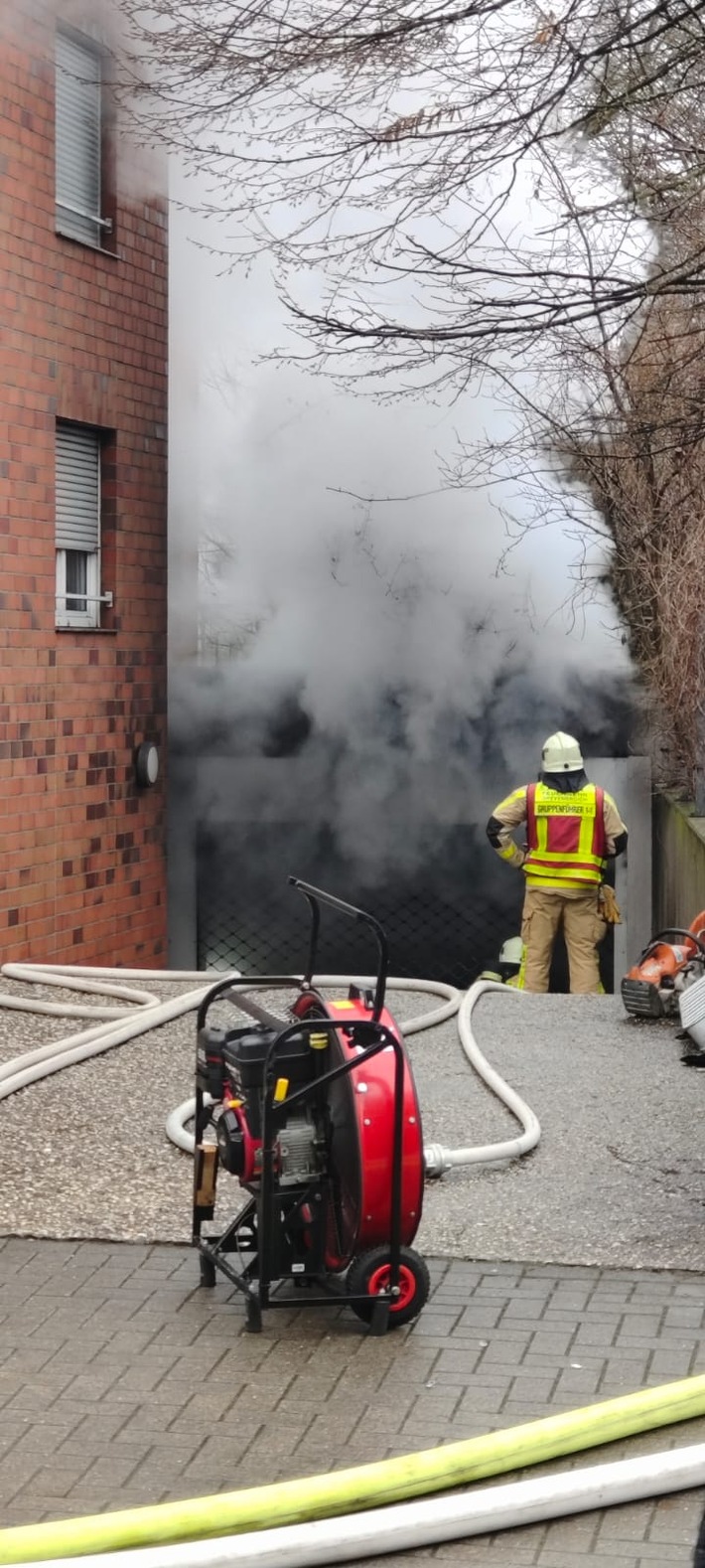 FW Grevenbroich: Erstmeldung: Starke Rauchentwicklung durch Feuer in Tiefgarage in Neuenhausen