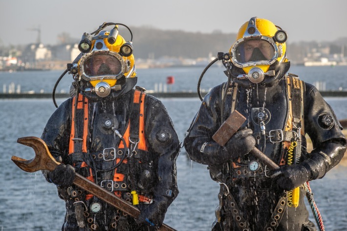 Bergen alles: Die Tauchprofis von Baltic Diver Germany. / Weiterer Text über ots und www.presseportal.de/nr/153808 / Die Verwendung dieses Bildes für redaktionelle Zwecke ist unter Beachtung aller mitgeteilten Nutzungsbedingungen zulässig und dann auch honorarfrei. Veröffentlichung ausschließlich mit Bildrechte-Hinweis.