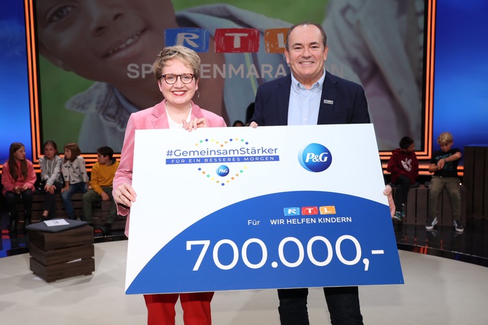 #GemeinsamStärker: Procter &amp; Gamble überreicht Scheck über 700.000 Euro beim RTL-Spendenmarathon 2022