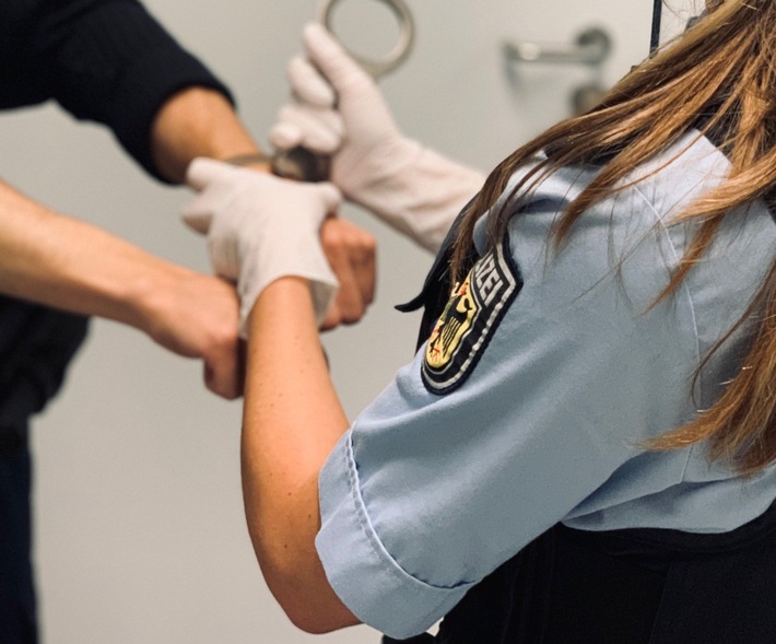 BPOL NRW: Während Kontrolle: Mann eskaliert und schüttet Bundespolizisten Bier ins Gesicht