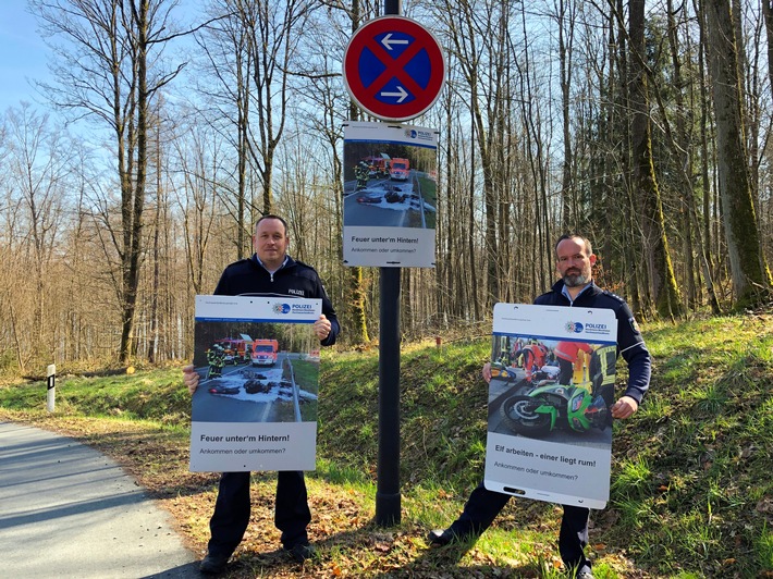 POL-HSK: Start in die Motorradsaison - Plakataktion der Kreispolizeibehörde Hochsauerlandkreis