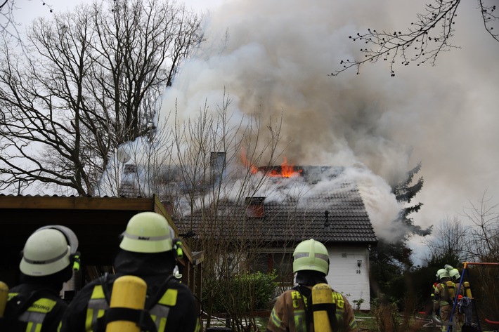 FW-SE: Großfeuer zerstört Einfamilienhaus - Drei Verletzte