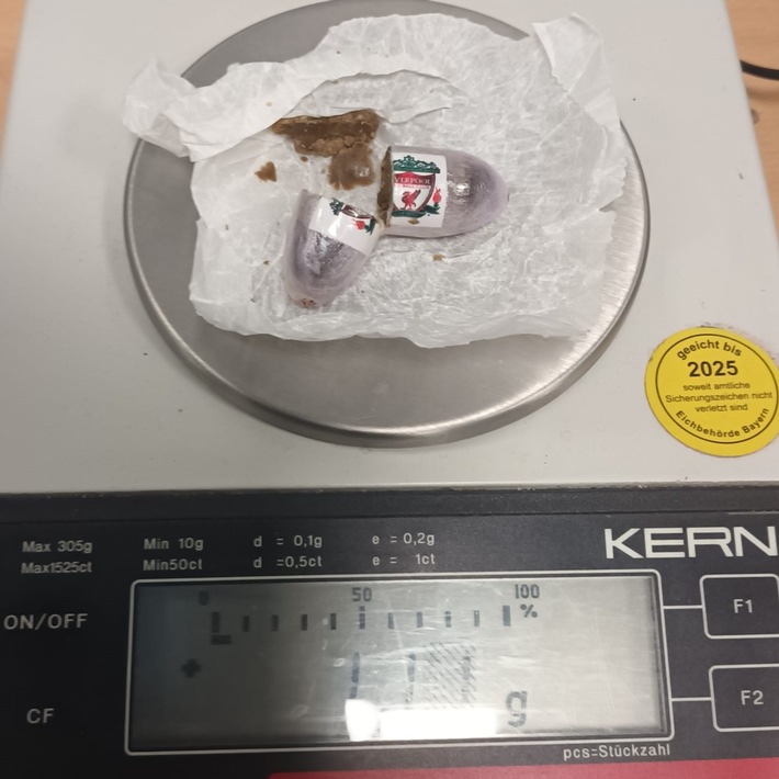 HZA-N: Da "qualmen die Socken": Haschfund am Nürnberger Flughafen