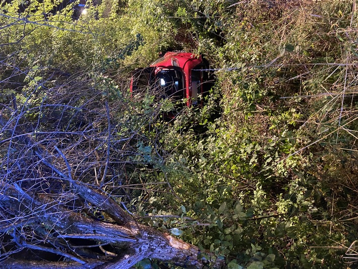 POL-GM: Nach Unfallflucht gegen einen Baum geprallt