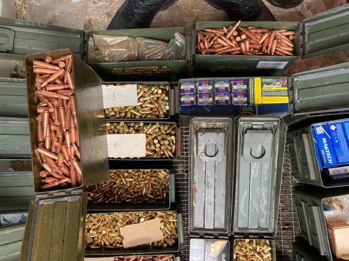 POL-DN: Waffen, Munition und Bargeld bei Durchsuchung sichergestellt