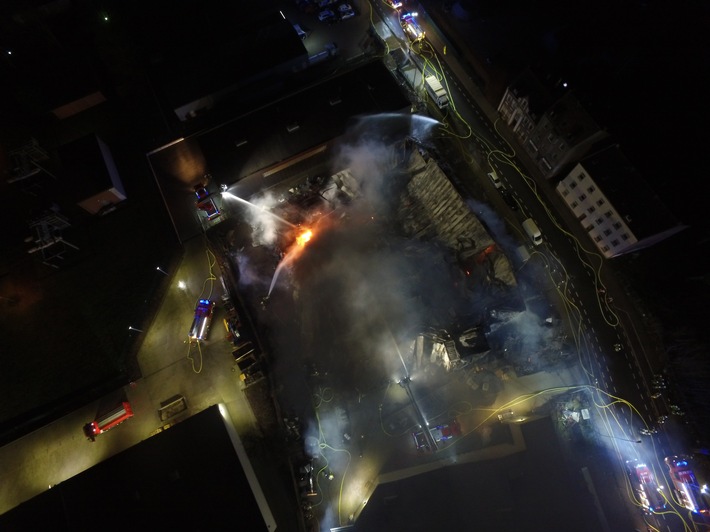 FW-GE: Alarmmeldung "Flammenschein in Gewürzfabrik" - Großbrand an der Achternbergstraße in Gelsenkirchen-Rotthausen