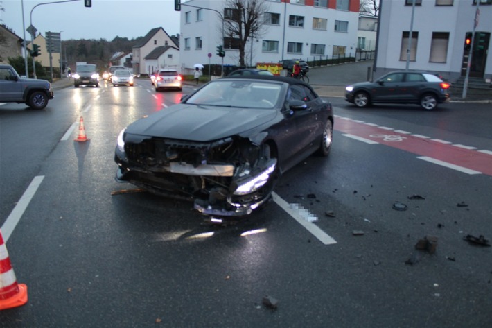 POL-RBK: Bergisch Gladbach - Zwei Verletzte bei Verkehrsunfall mit drei Fahrzeugen