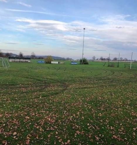 POL-GÖ: (422/2020) Mit dem Auto kreuz und quer über den Sportplatz - Polizei Friedland ermittelt wegen Sachbeschädigung, Zeugen gesucht