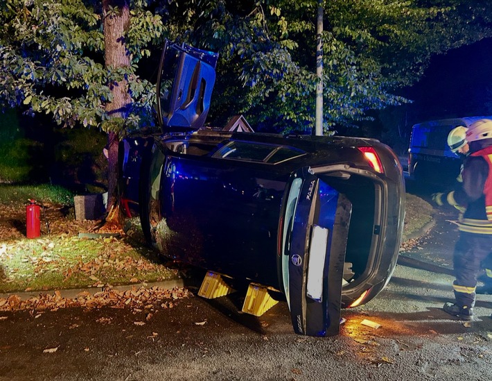 FW-OE: Verkehrsunfall zwischen Maumke und Meggen - eine Person aus Pkw befreit