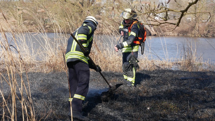 FW Celle: Rund 3.500 m² Grasland brennen an der Aller