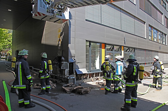 FW-E: Feuer hinter der Vorhangfassade am Heinz-Nixdorf-Berufskolleg