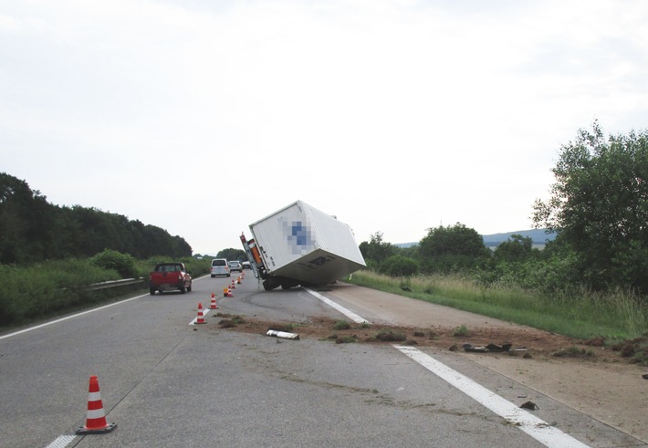 POL-PPTR: Verkehrsunfall mit LKW auf der BAB 1 Fahrtrichtung Koblenz, kurz vor der Ausfahrt Föhren;  Zeugen gesucht