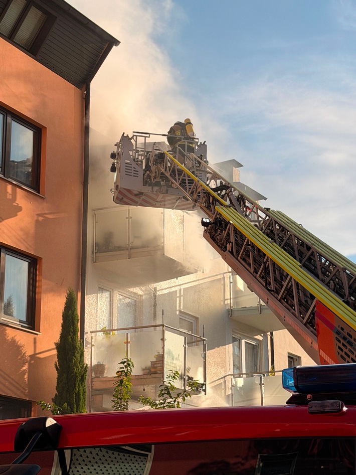 FW-E: Feuer auf Balkon im Nordviertel - Brand bleibt auf Außenbereich begrenzt